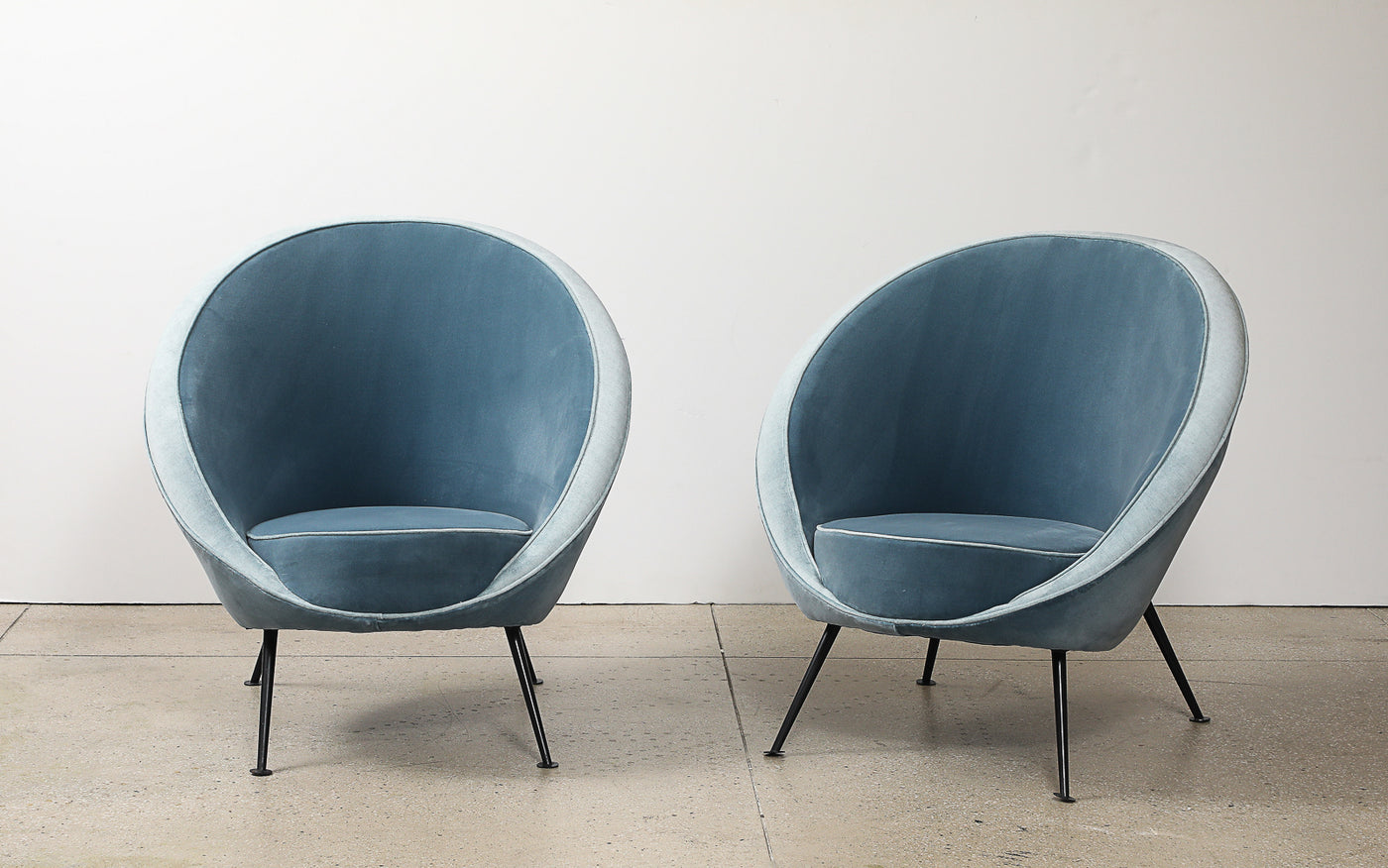 Rare Pair of 813 Uovo Lounge Chairs by Ico Parisi