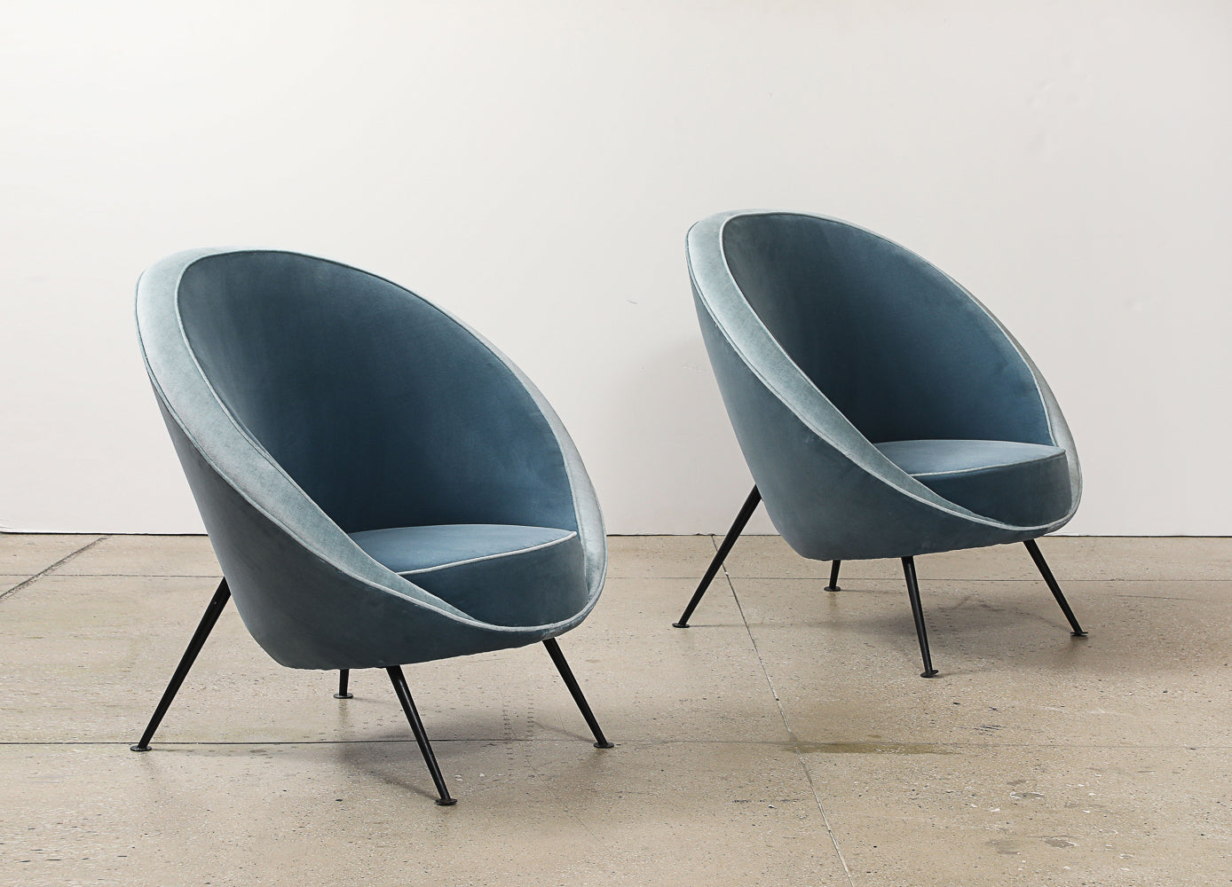 Rare Pair of 813 Uovo Lounge Chairs by Ico Parisi
