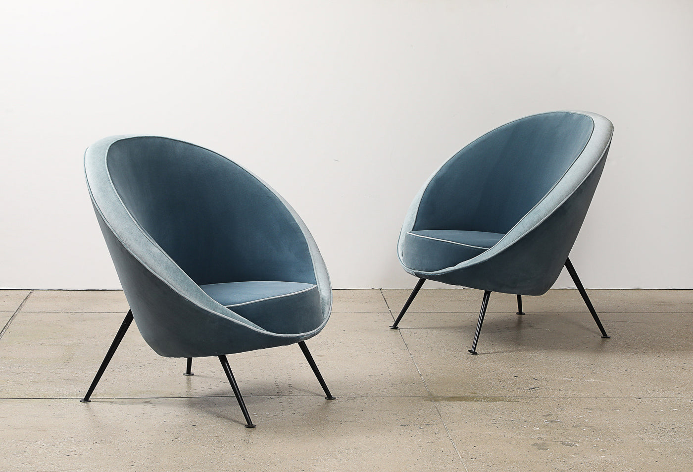 Rare Pair of 813 Uovo Lounge Chairs by Ico Parisi